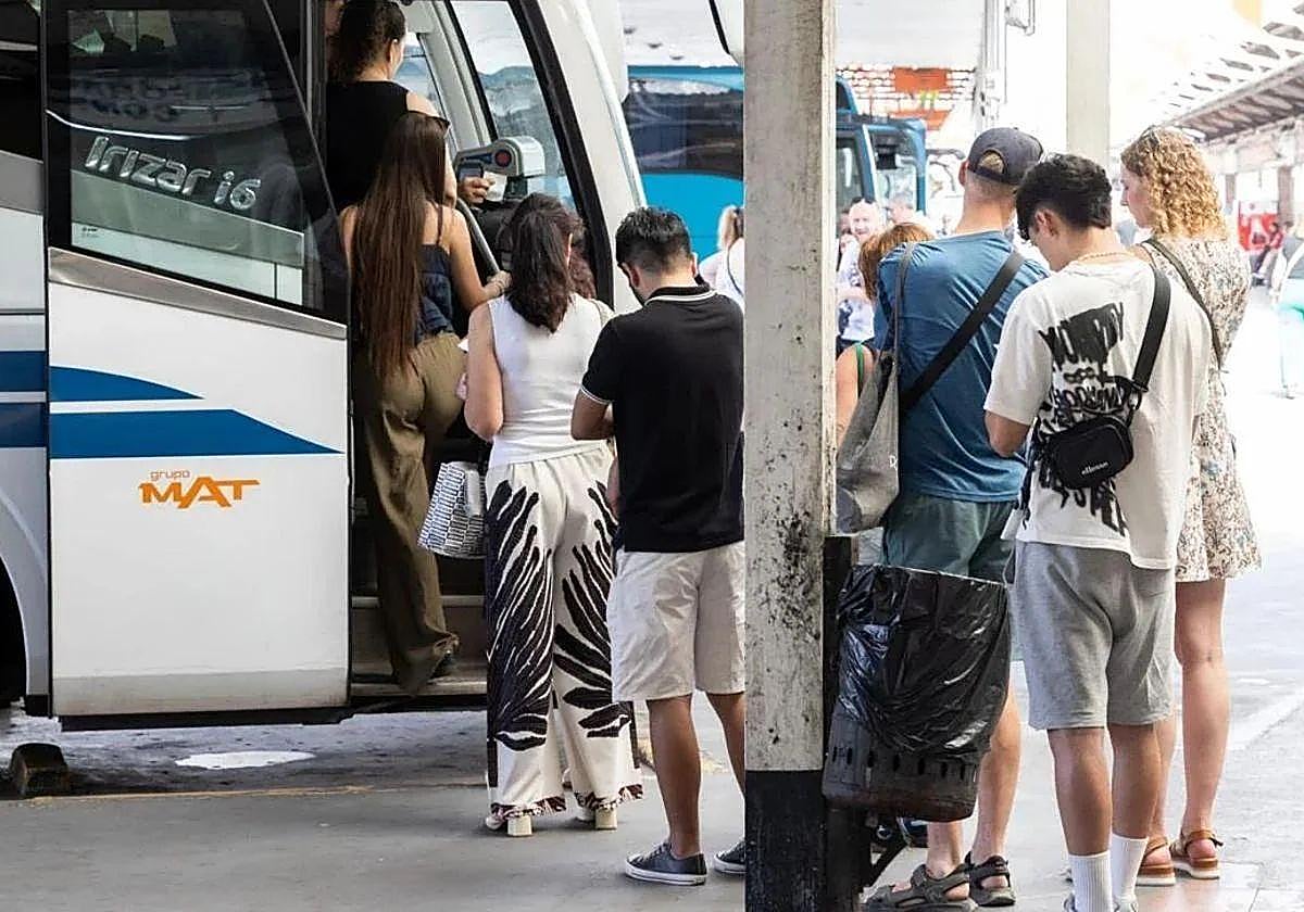 Pasajeros subiendo a un autobús.