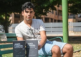 El joven escritor burgalés Marco Calle con su novela.