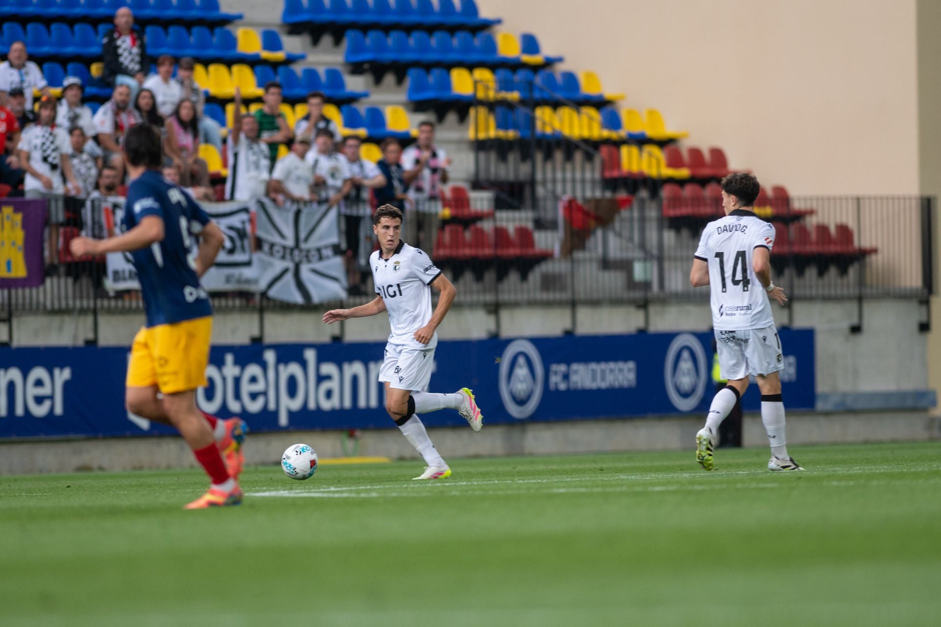El partido del Burgos CF en Andorra, en imágenes