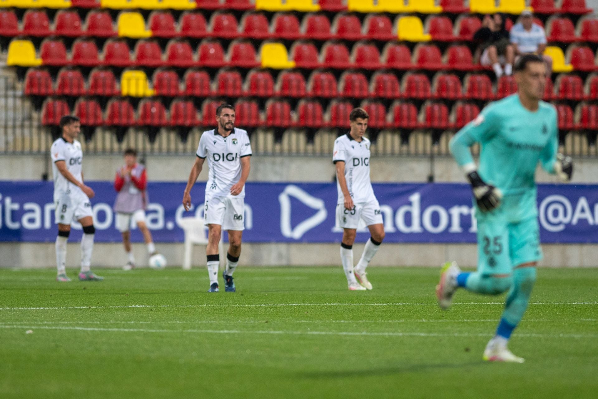 El partido del Burgos CF en Andorra, en imágenes