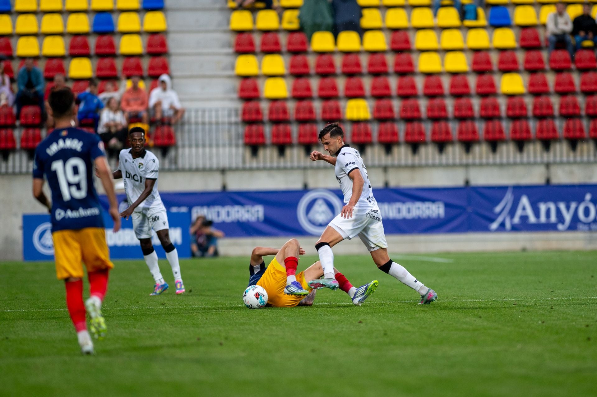 El partido del Burgos CF en Andorra, en imágenes