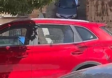 El insólito vídeo de un coche cayendo por las escaleras de la iglesia de un pueblo de Burgos