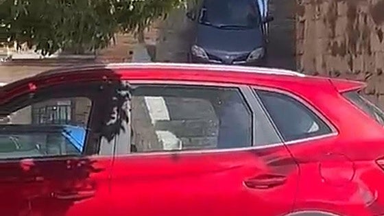 El insólito vídeo de un coche cayendo por las escaleras de la iglesia de un pueblo de Burgos