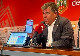 El edil muestra la APP de la recarga de tarjetas de bus urbano.