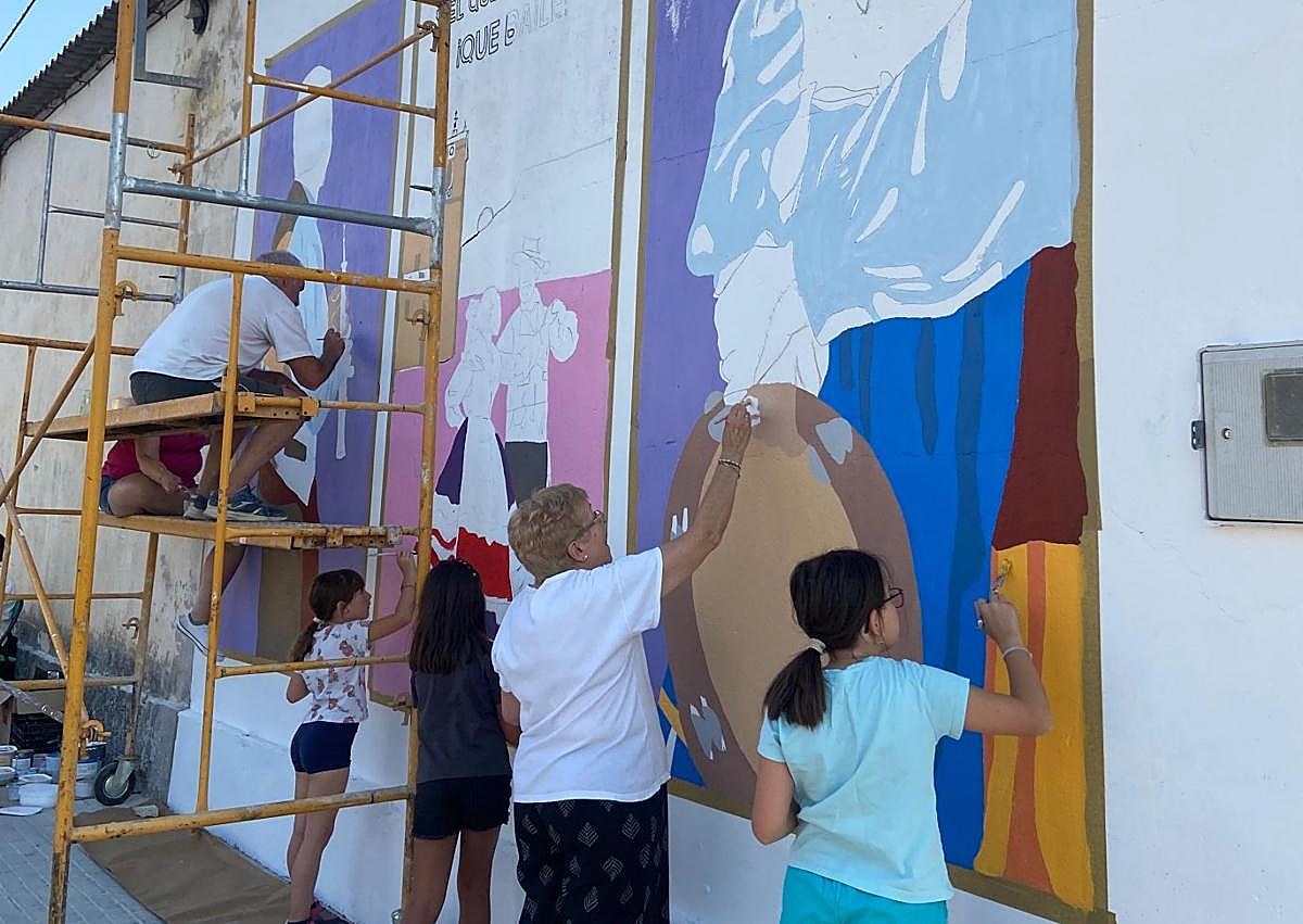 Imagen secundaria 1 - Proceso de elaboración del mural de Adrada de Haza, en Burgos.