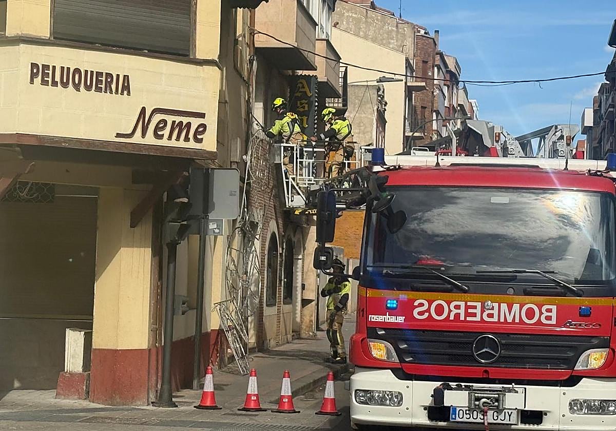 Imagen principal - Intervención de los Bomberos de Aranda en la calle Carrequemada.