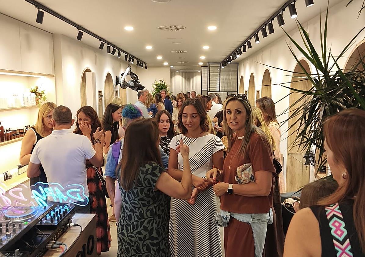 Imagen principal - Peluquería Facciolo renace con estilo: una nueva inauguración que marca tendencia