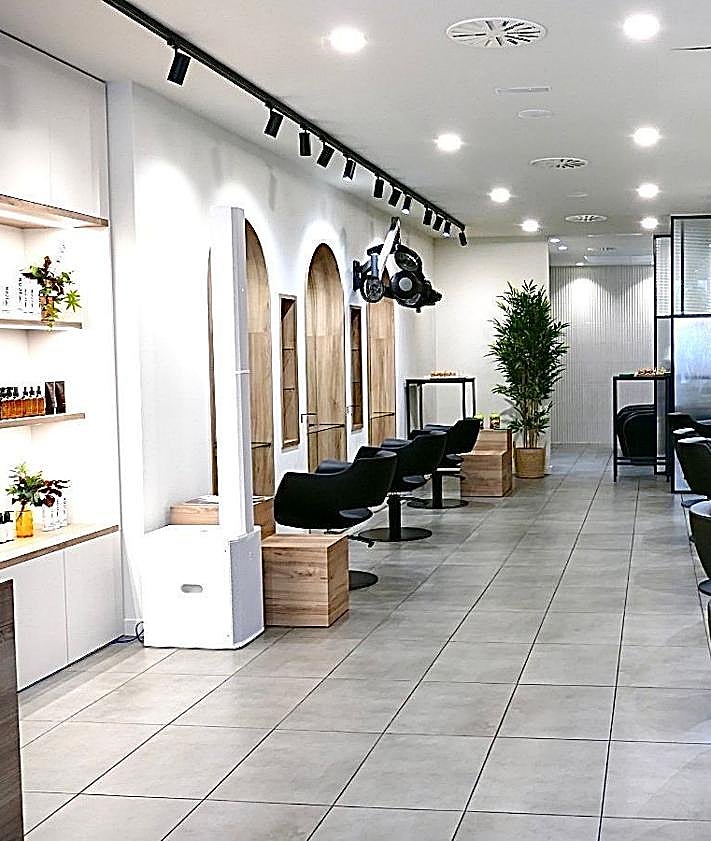 Imagen secundaria 2 - Peluquería Facciolo renace con estilo: una nueva inauguración que marca tendencia