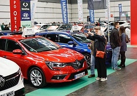 Imagen de archivo de una feria de vehículos de ocasión.