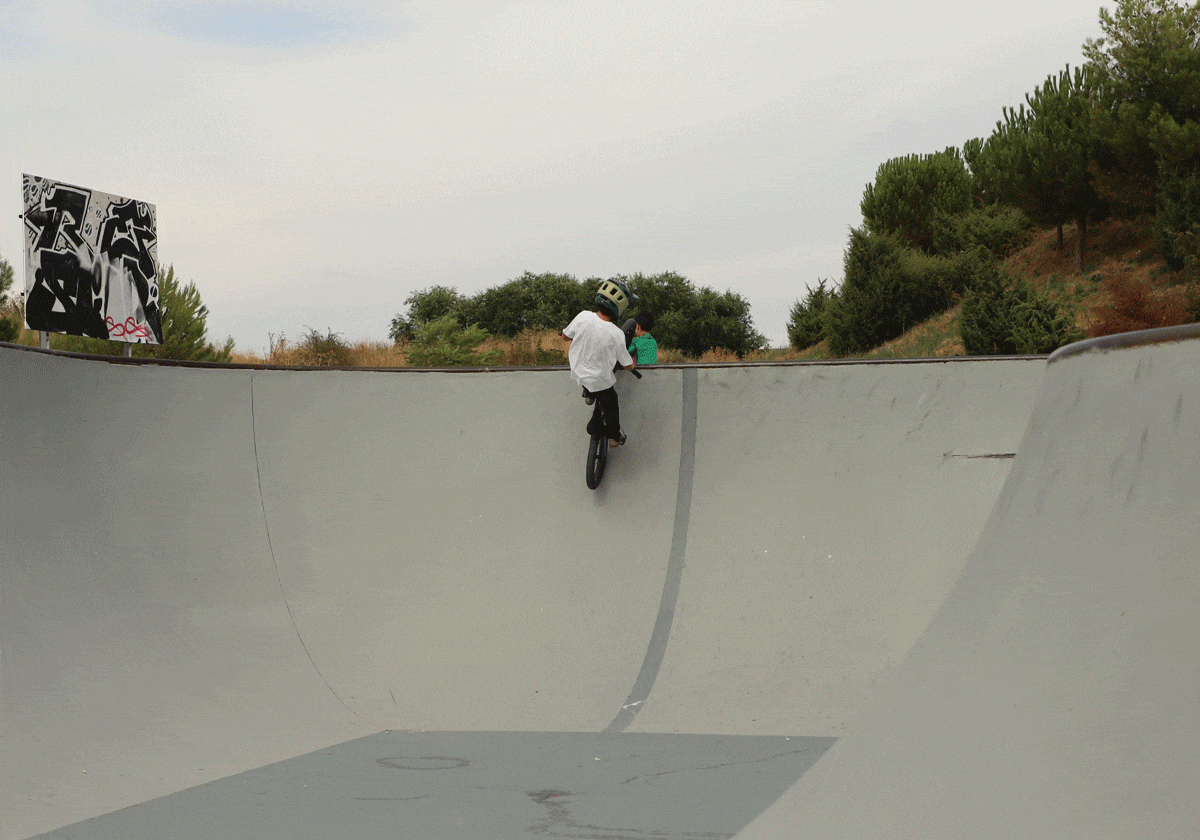 Izan de la Fuente realiza una acrobacia.