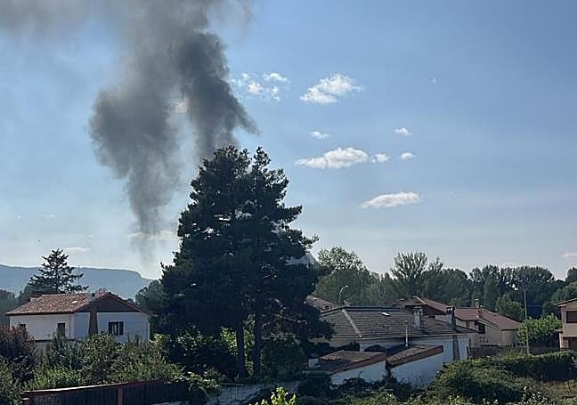 Humo del incendio del camión visible desde el pueblo.