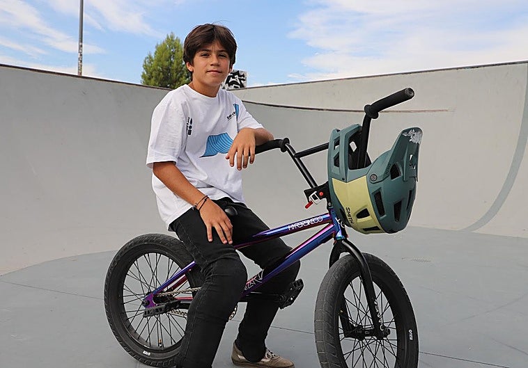 Izan de la Fuente en su BMX en el skatepark de San Isidro, Burgos.
