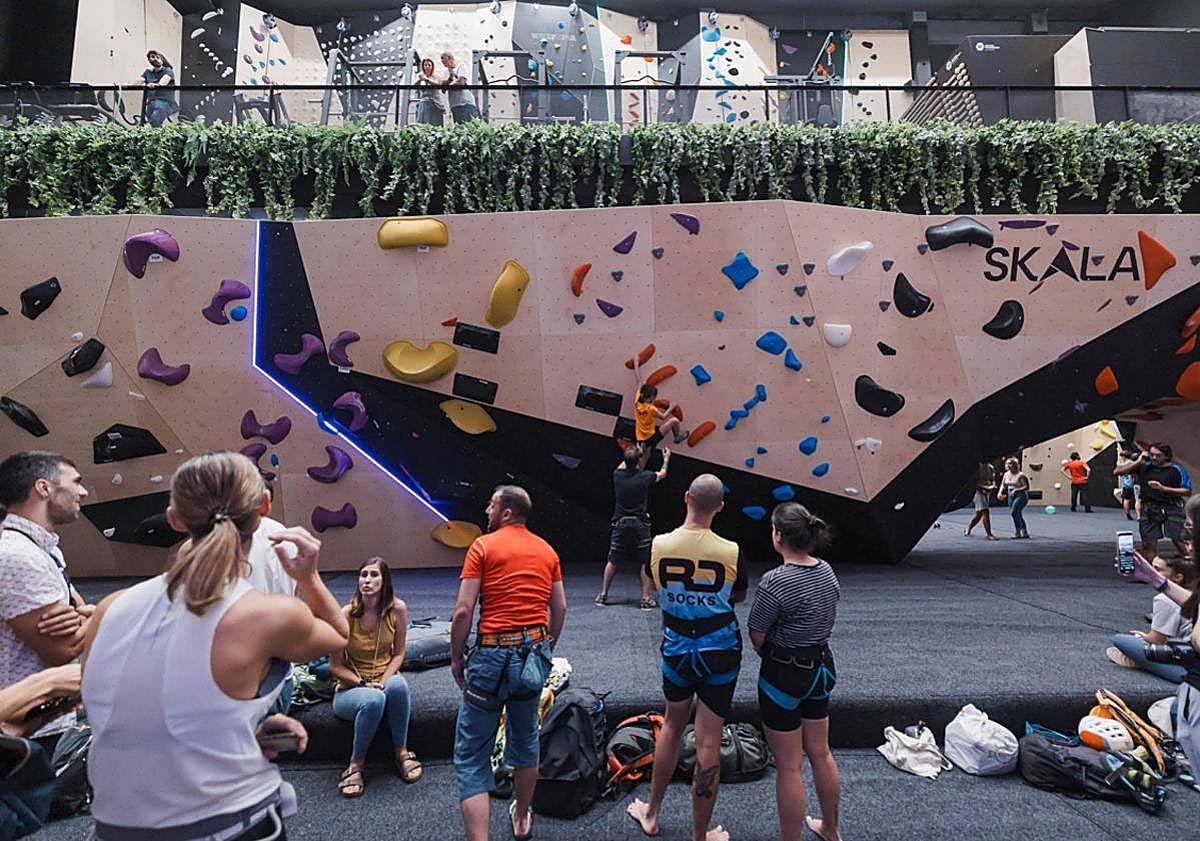 Imagen principal - La escalada es el deporte que necesitas incluir en tu rutina este curso, !ideal para tus hijos!