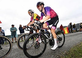 Mario Aparicio asciende la Collada de Brenes en el final de la etapa.