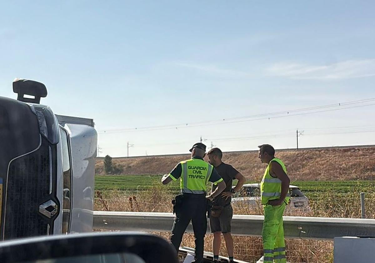 La Guardia Civil junto a la furgoneta volcada que ha provocado retenciones de tráfico en Burgos.