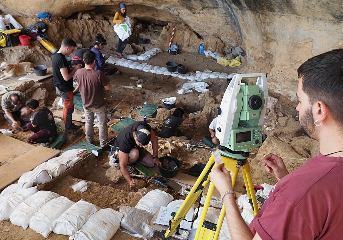 Campaña de excavación en el Abrigo de la Malia, 2024.