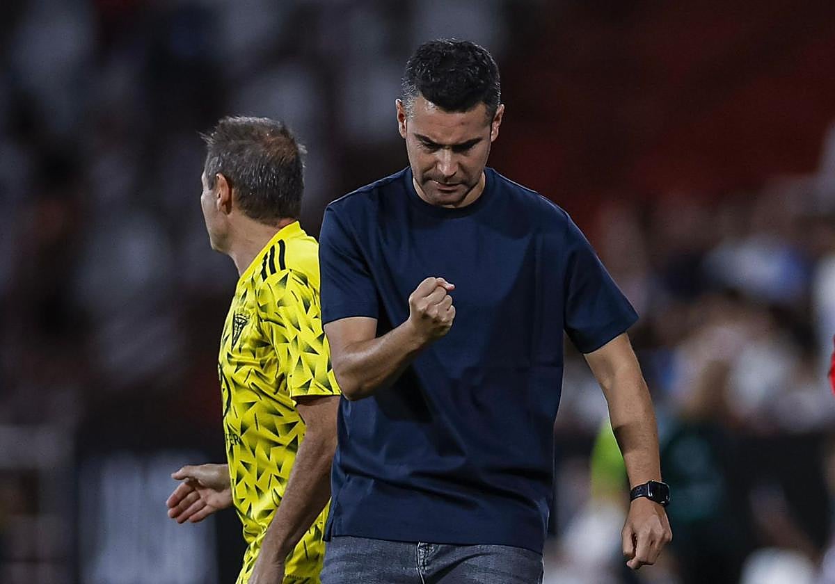 El entrenador del Mirandés celebra un gol en Albacete.