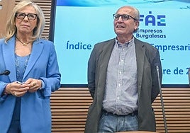 Ignacio San Millán en un acto de FAE junto a Emiliana Molero, secretaria general de la institución.