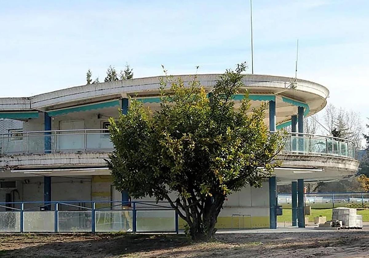 Edificio de las piscinas de El Plantío.