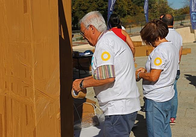 Montaje de la Catedral de Burgos de cartón.