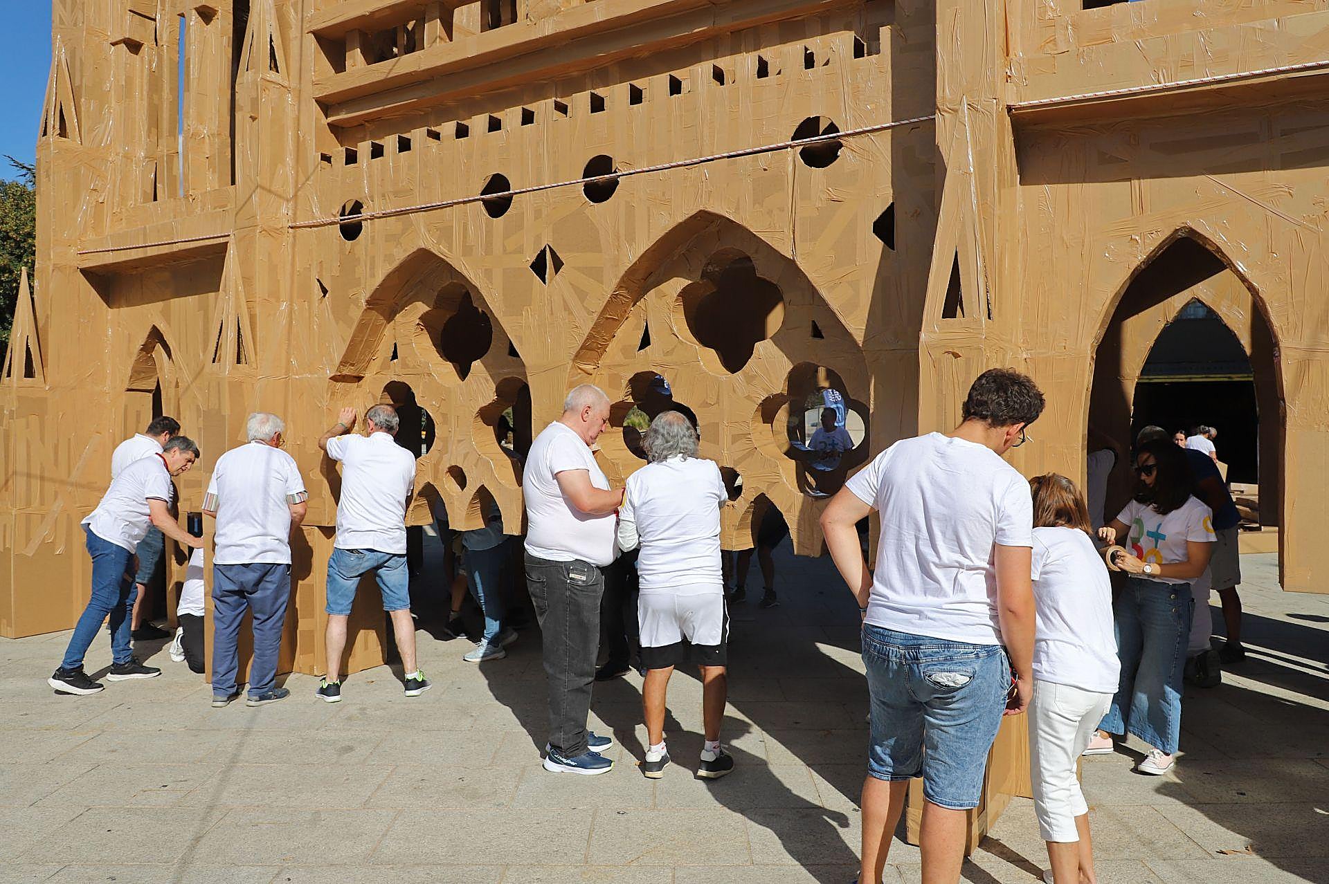La instalación de la réplica de la Catedral de Burgos, en imágenes