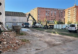 Operarios trabajan en las obras del Hospital de la Concepción.