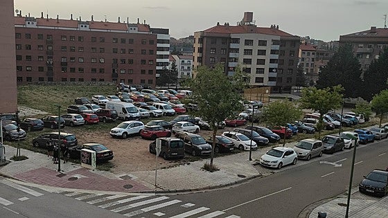Ruidos, suciedad y aparcamiento irregular: la parcela sin dueño que desespera a un barrio de Burgos