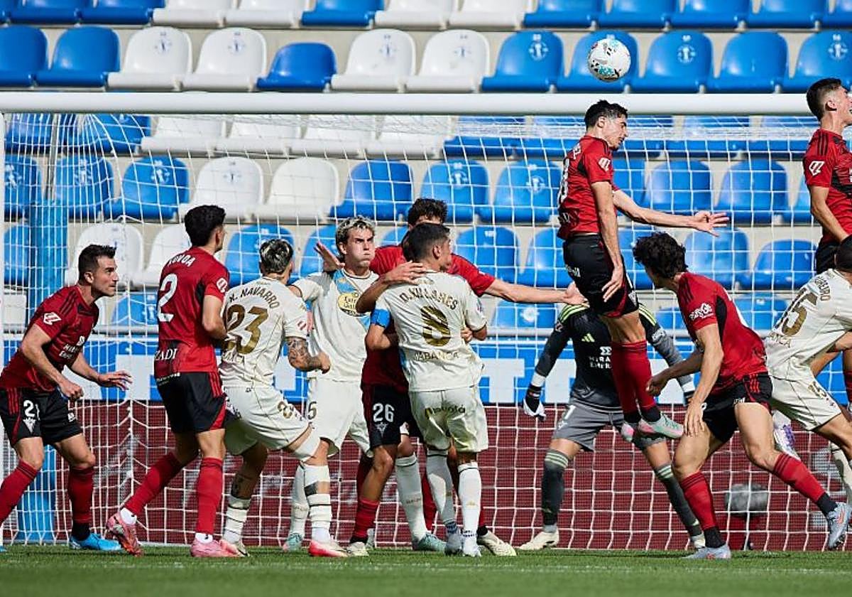 Imagen del partido entre el Mirandés y el Depor.