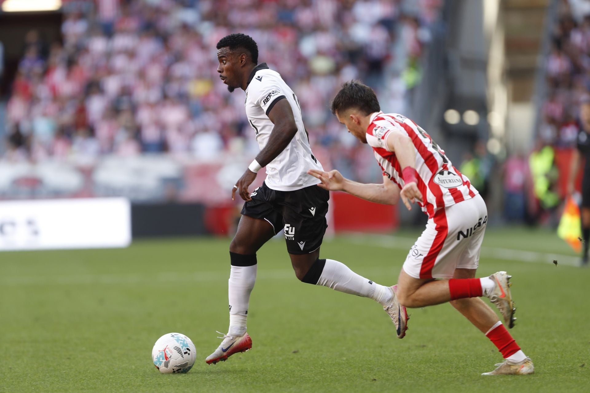 Todas las imágenes del partido entre el Sporting de Gijón y el Burgos CF