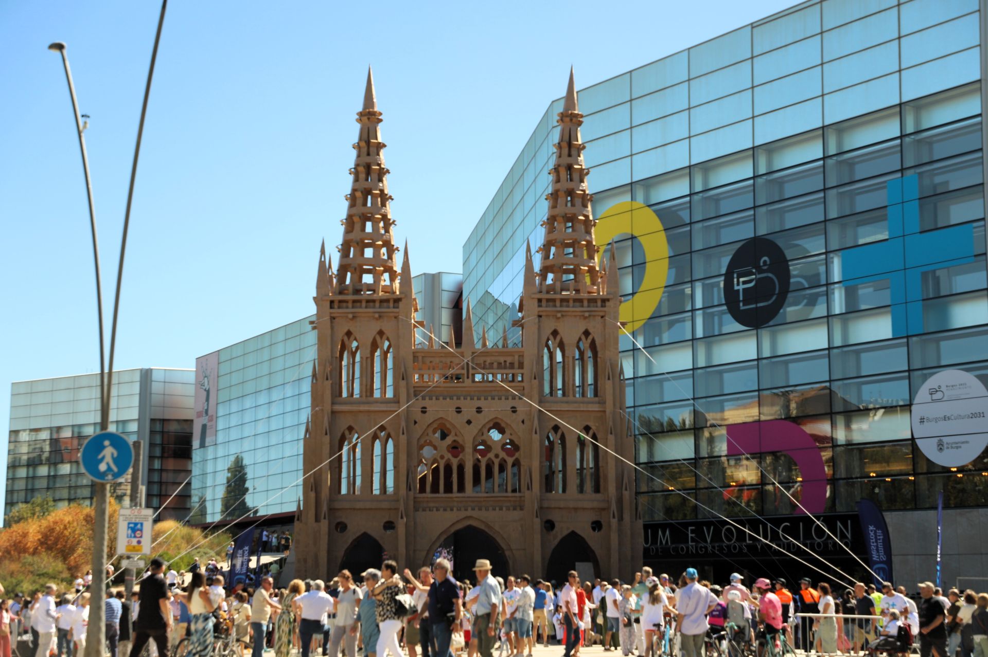 Así ha sido en imágenes la destrucción de la catedral efímera de Burgos