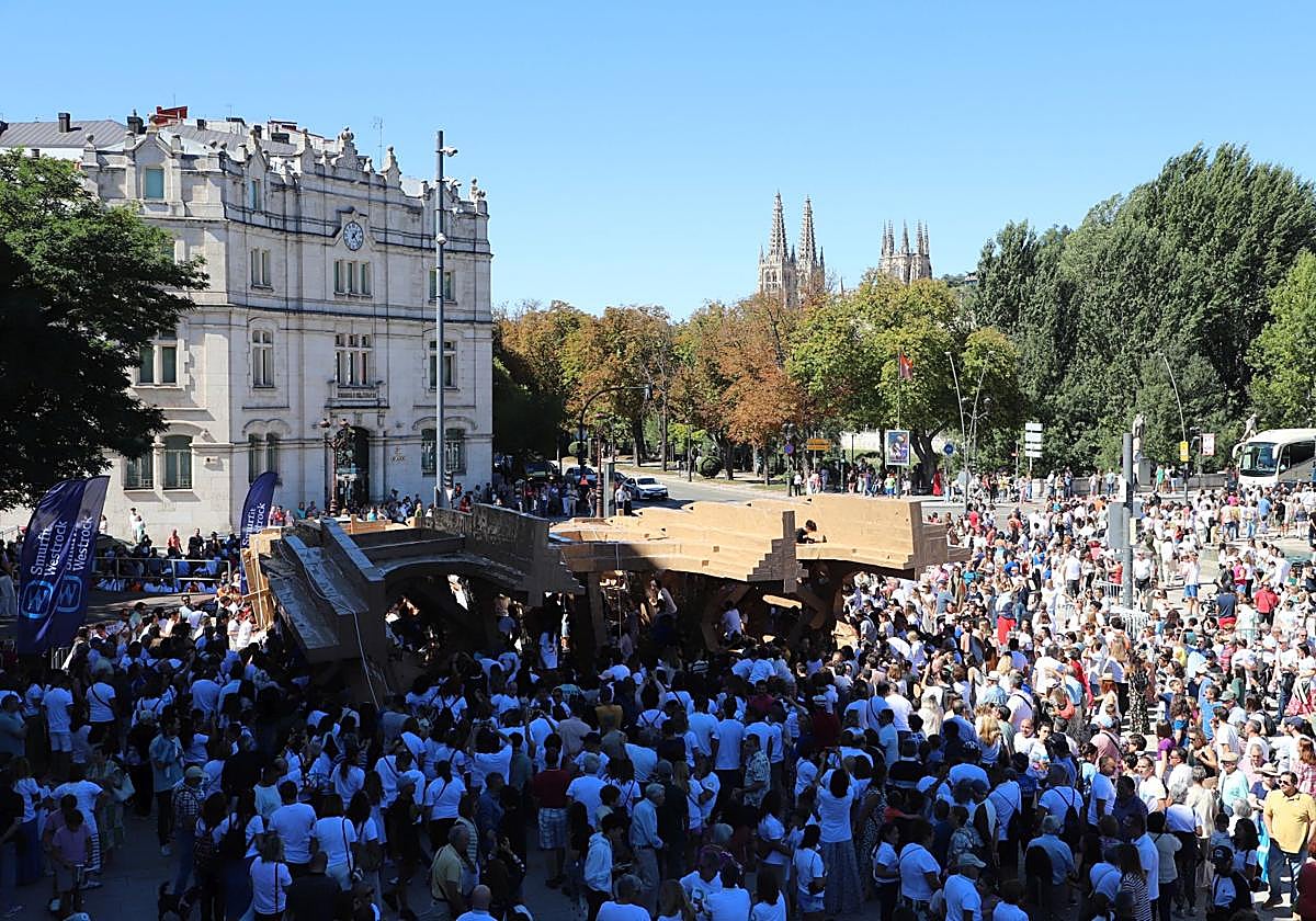 Así ha sido en imágenes la destrucción de la catedral efímera de Burgos