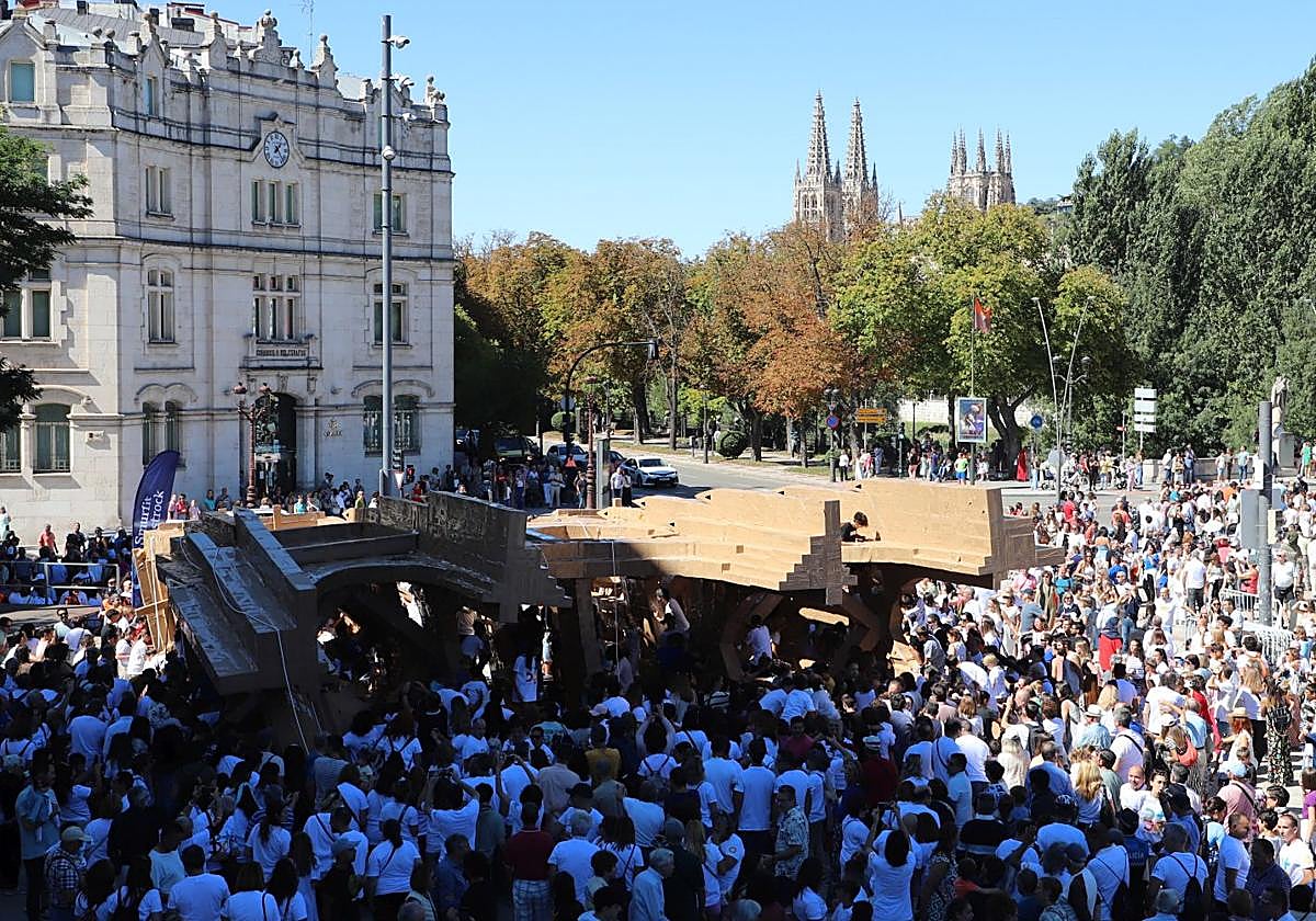 La escultura efímera de la Catedral de Burgos descansa en el suelo.