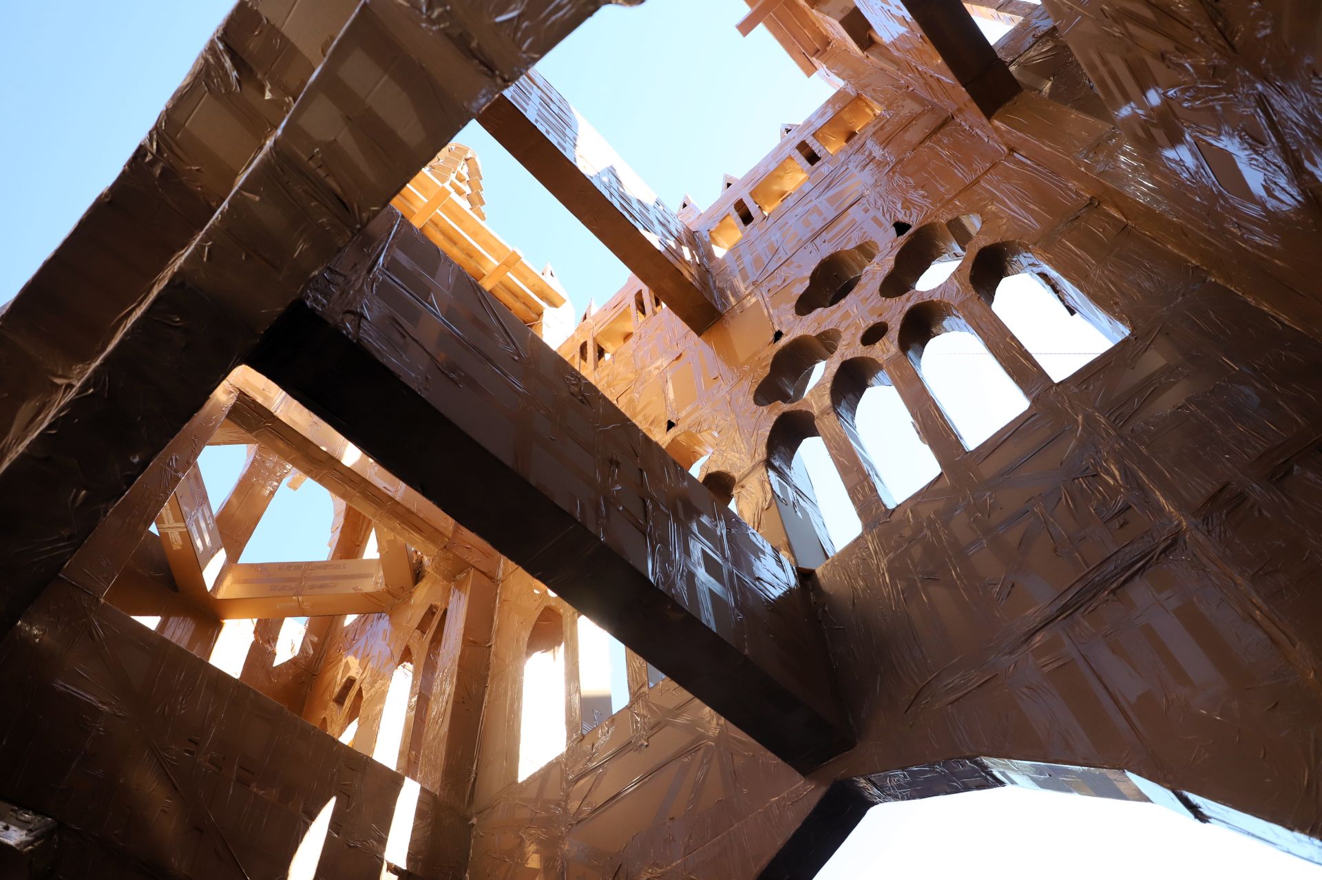 Así ha sido en imágenes la destrucción de la catedral efímera de Burgos