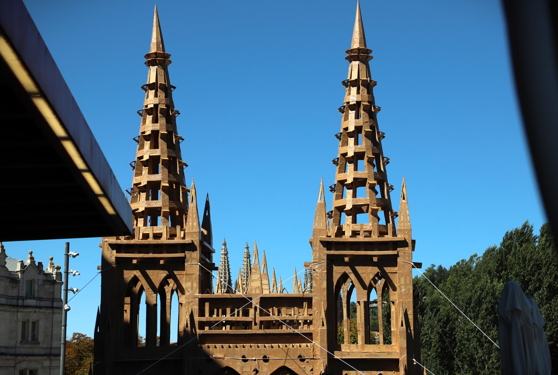 Así ha sido en imágenes la destrucción de la catedral efímera de Burgos