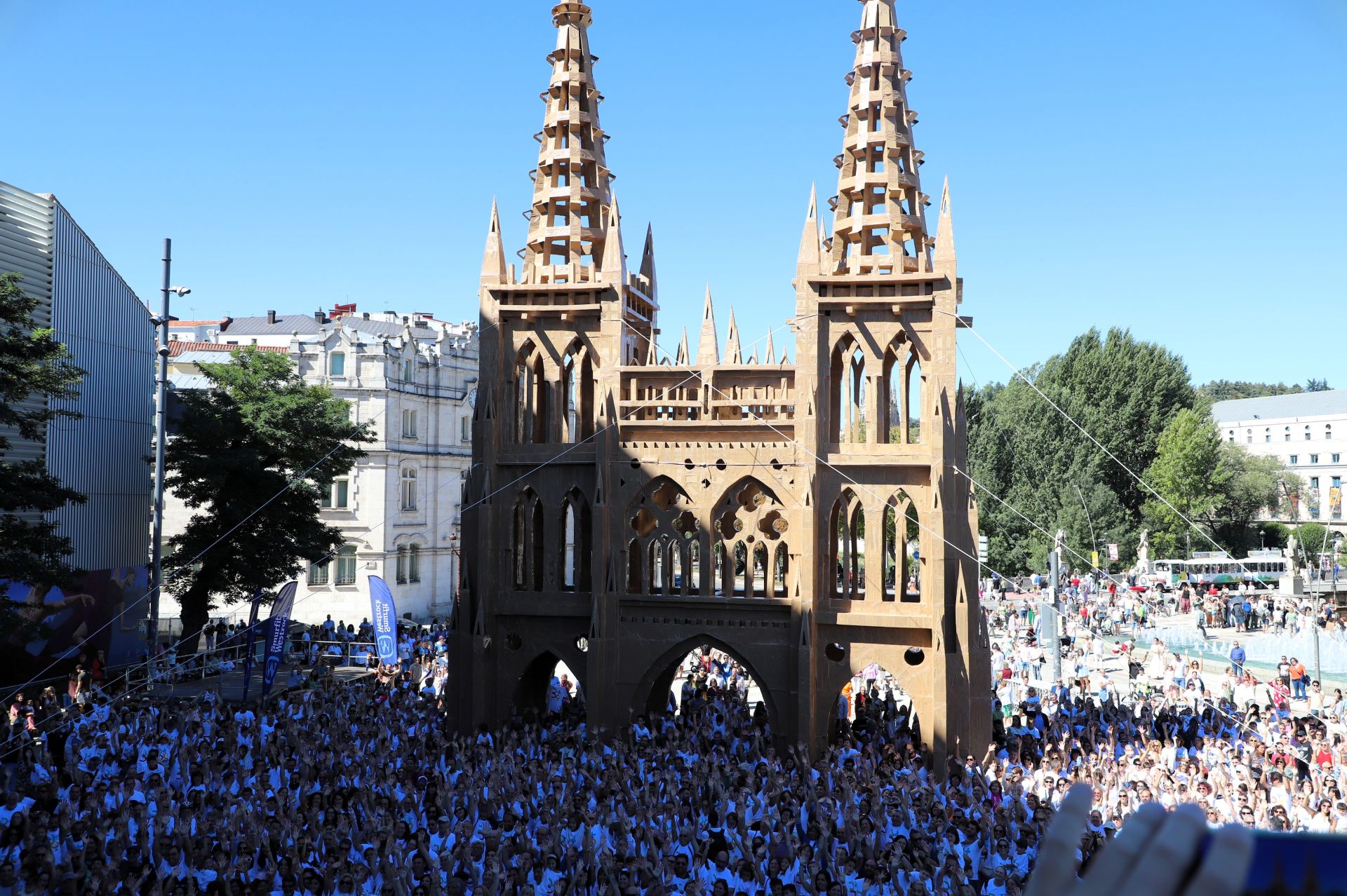 Así ha sido en imágenes la destrucción de la catedral efímera de Burgos