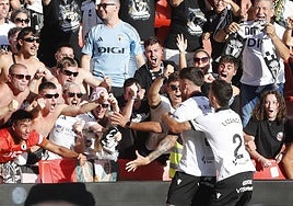 Celebración del primer gol de Fer Niño por los jugadores y la afición burgalesa
