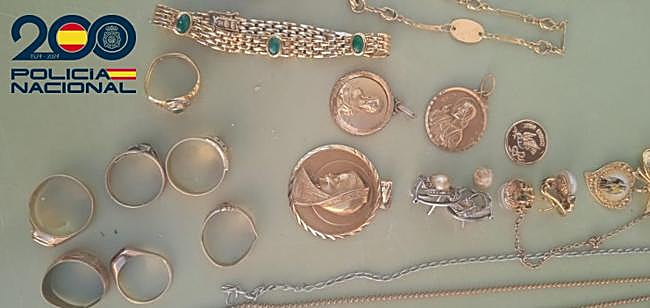 Imagen de algunos de los efectos robados.