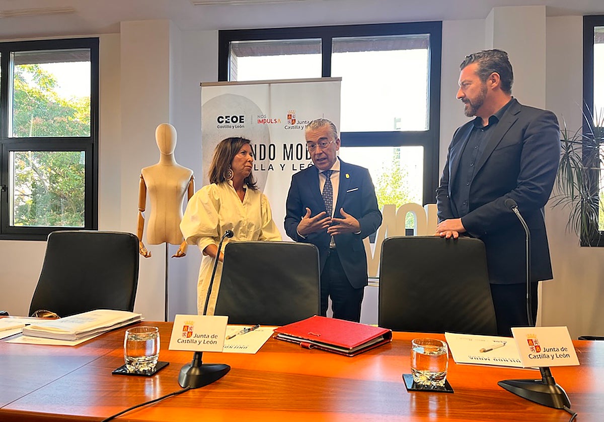 La directora de Comercio y Consumo, Maria Petit, con el delegado Roberto Saíz y el secretario de CEOE, David Esteban