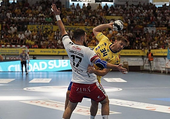 Jugadores del Tubos Aranda Villa de Aranda y del Viveros Herol BM Nava durante el encuentro