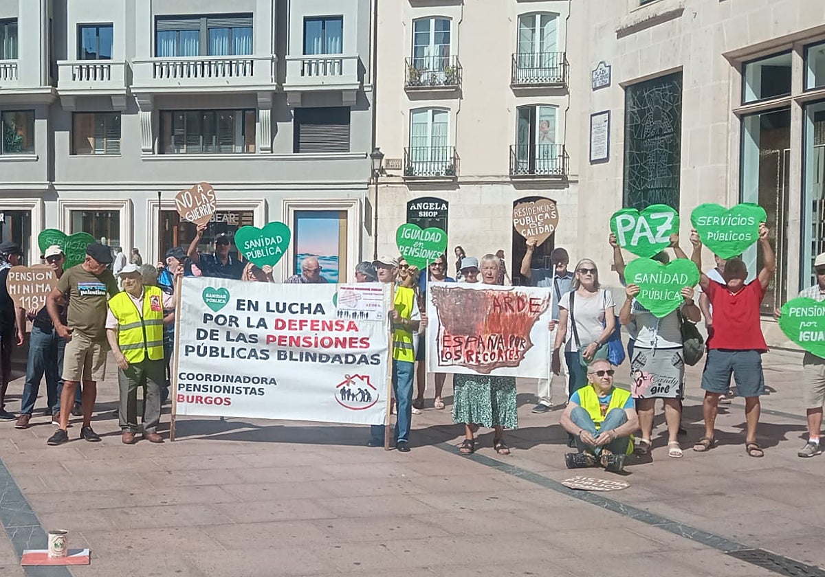 Concentración de los pensionistas al final de la manifestación ciudadana.