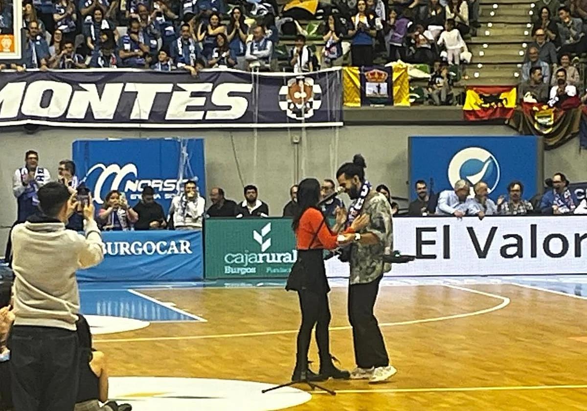 David Guantes, cantante burgalés, le pide matrimonio a su pareja durante un partido del San Pablo Burgos el pasado mayo.