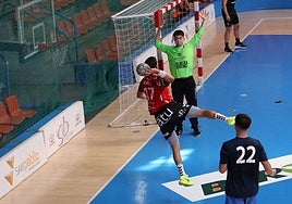 Jaime Fernández lanza a portería en la primera jornada.