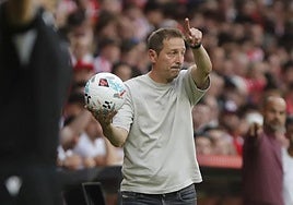 Ramis, en el área técnica de El Molinón.