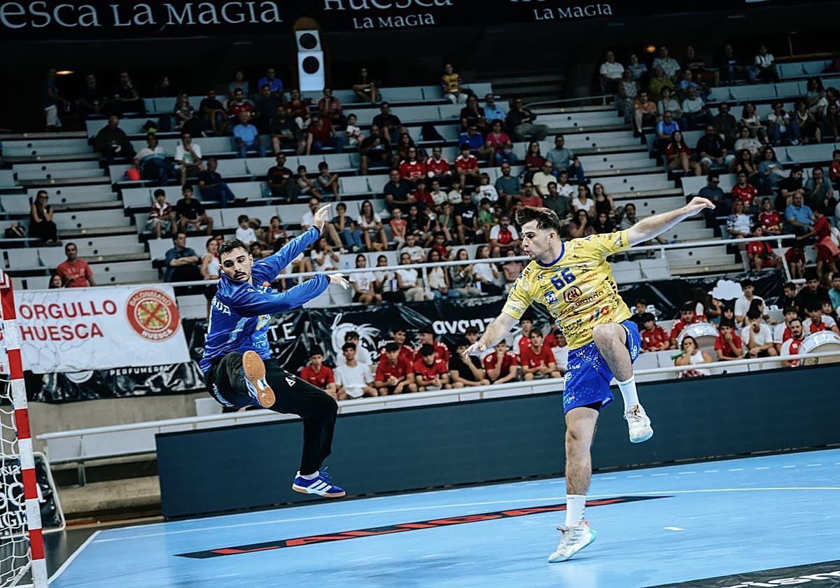 Instante del partido entre Bada Huesca y Villa de Aranda.