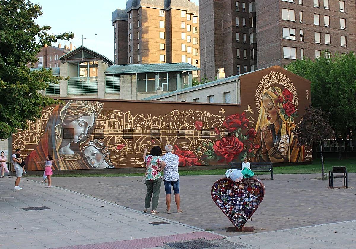 Multitud de personas se detienen frente al mural