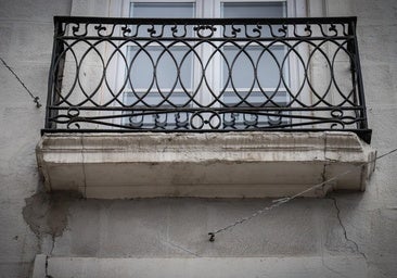 Denuncian el uso de taladros en fachadas para colgar las luces de Navidad en Burgos