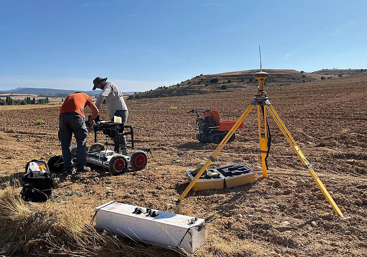 Imagen principal - Trabajos con el georradar en la ciudad celtíbera burgalesa de Klounioq.