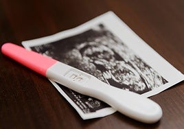 Prueba de embarazo junto con una ecografía