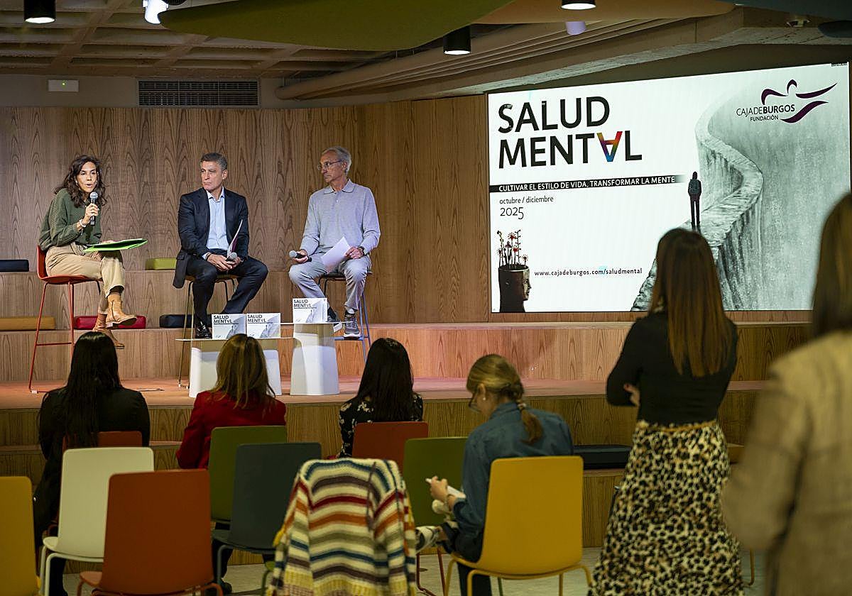 De izda. a dcha. Raquel Domínguez, psiquiatra del Servicio de Psiquiatría y Salud Mental del CAUBU, responsable del Hospital Fuente Bermeja; Rafael Barbero, director general de la Fundación Caja de Burgos y Jesús de la Gándara, psiquiatra y escritor.