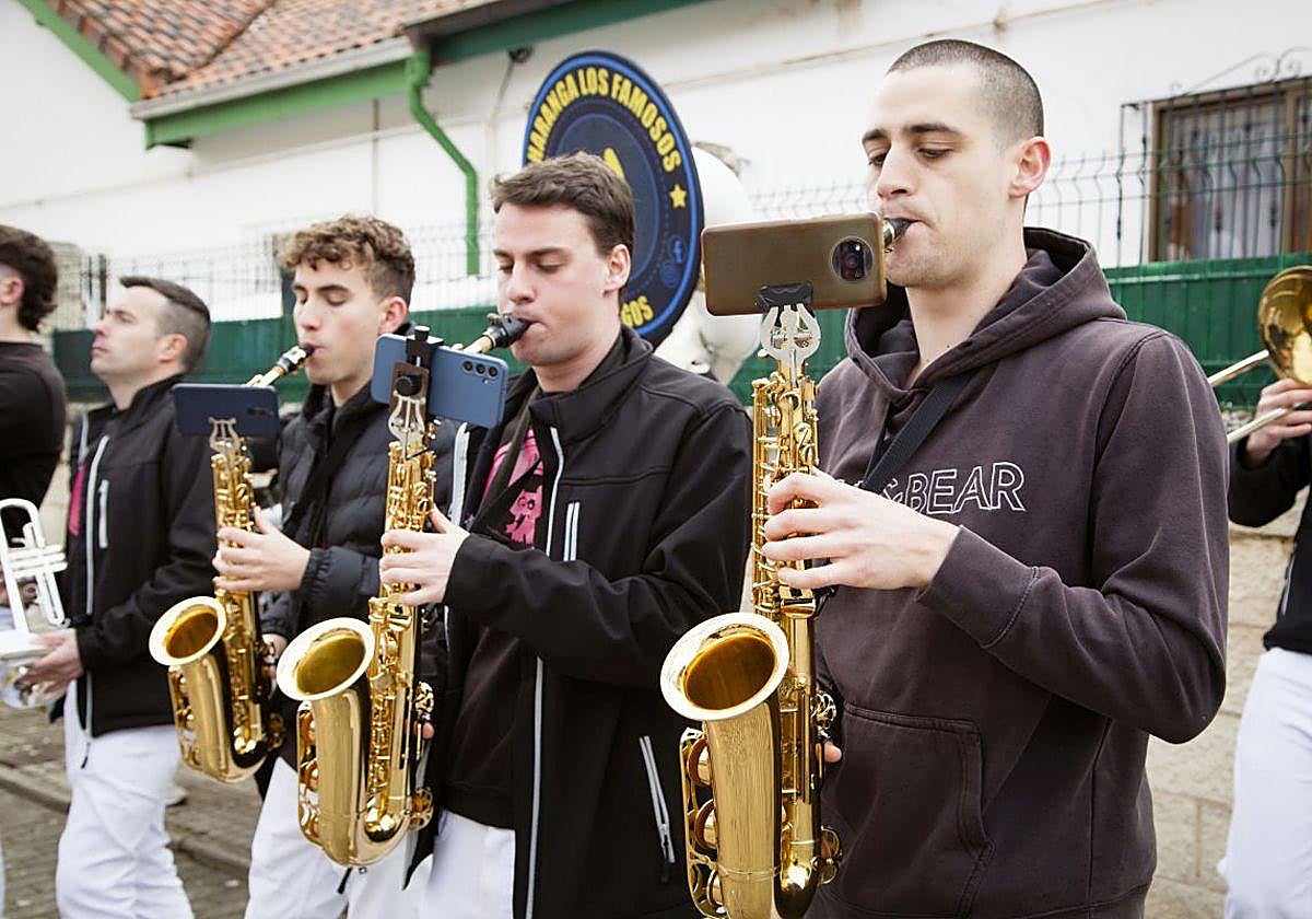 La charanga Los Famosos amenizará la fiesta.